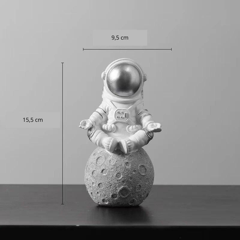 Figurine astronaute qui médite
