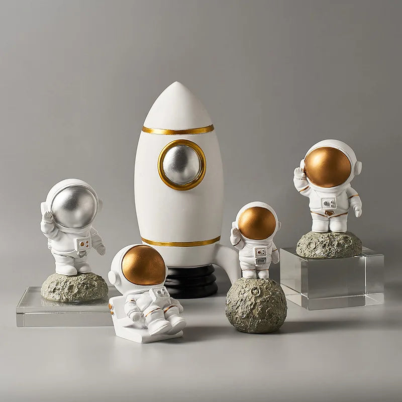 Figurine Cosmonaute assis sur Lune