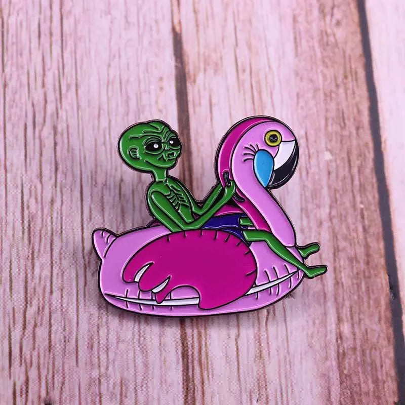 Pin's Alien sur flamand rose
