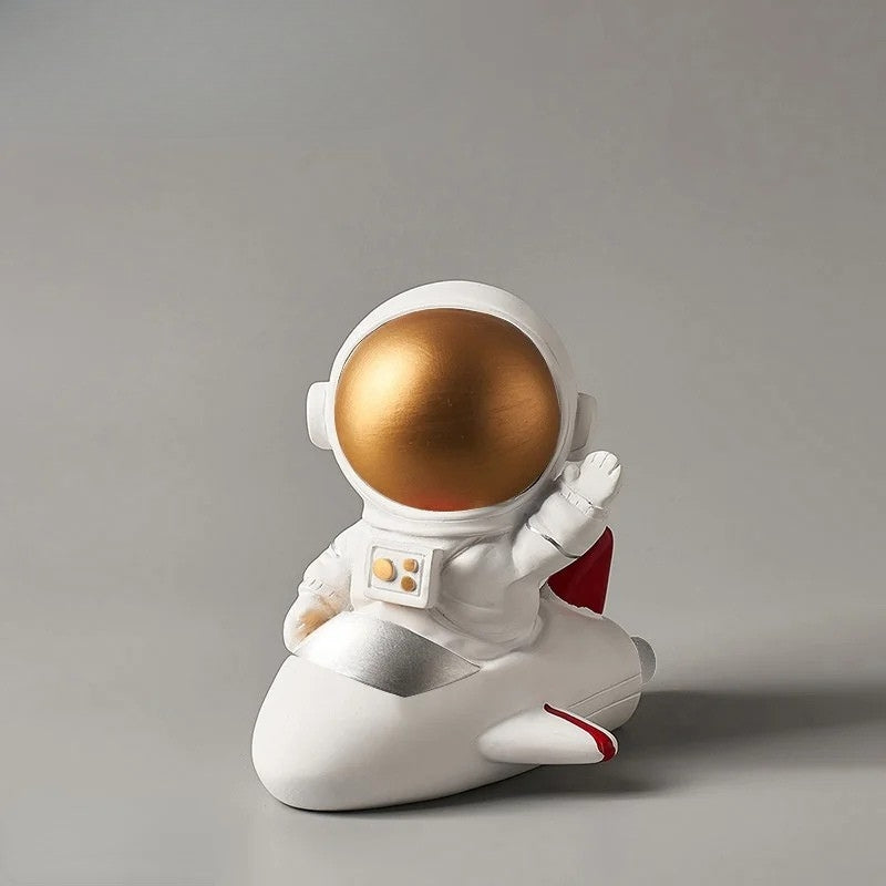 Astronautenbeeldje in zijn raket