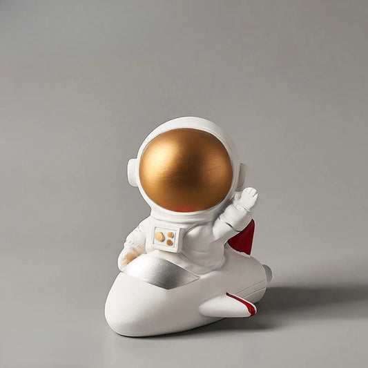 Astronautenbeeldje in zijn raket