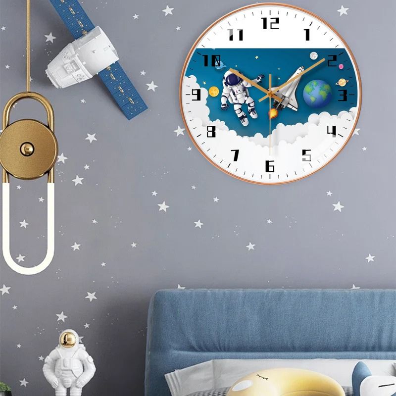 Horloge astronaute dans les nuages