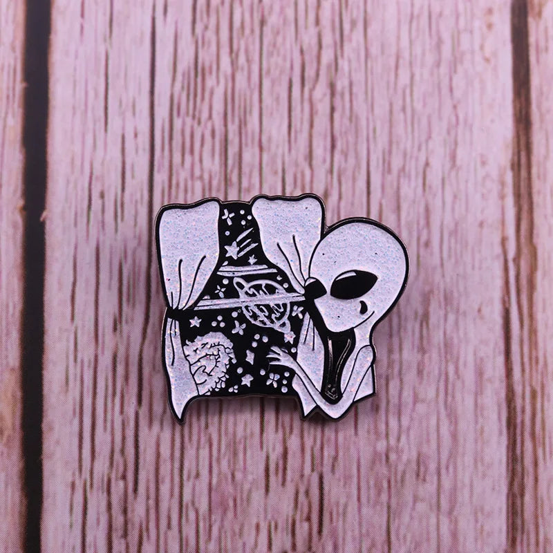 Pin's Alien à la fenêtre